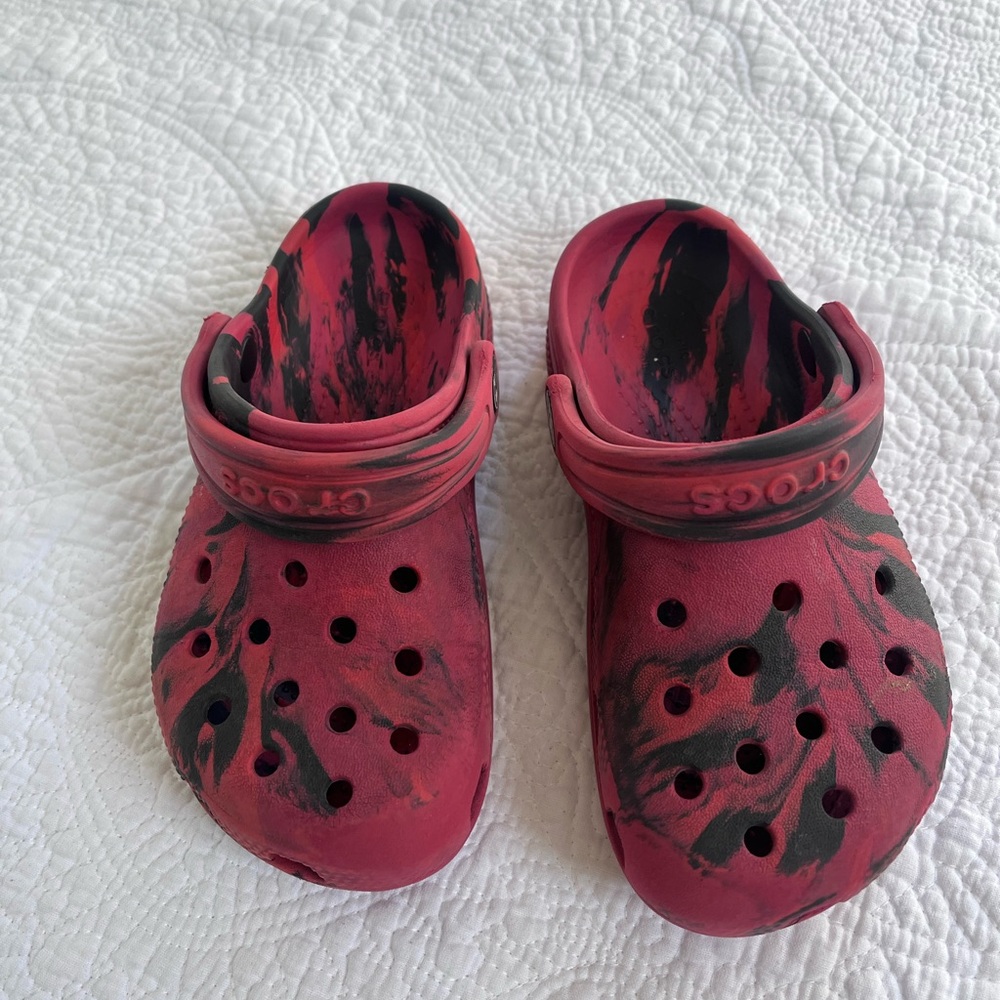 Crocs Classic Clogs Toddler Kids Size 12 Marbled Red Black